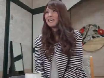 浮気旅行先で他人棒とのセックスを満喫する人妻