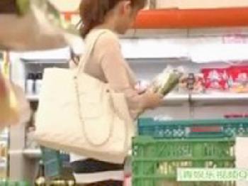 スーパーでお買い物中のキレイなマダムに唐突に挿入して店内ハメ