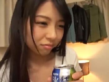 貧乳の美少女をお酒の力で篭絡して性行為