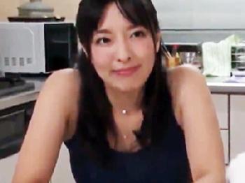 夫に嘘をついて浮気相手と温泉旅館で性行為する最低な妻