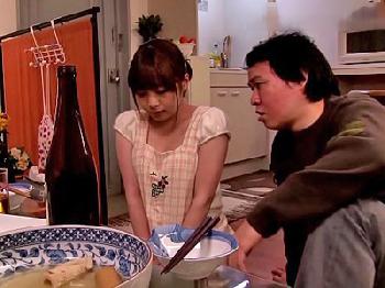 寝た夫の目の前で非人道的な同僚に犯される人妻