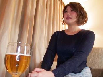 目隠し＆手錠プレイでエクスタシーへ到達する綺麗な人妻