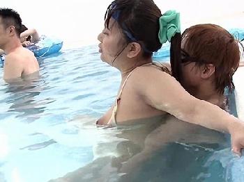 母と子がプールの中でバレないように水中近親タブーSEXゲームW