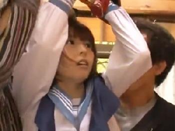 制服姿の美少女女子校生が緑豊かな場所で股間の穴に直接射精されて着床アクメ