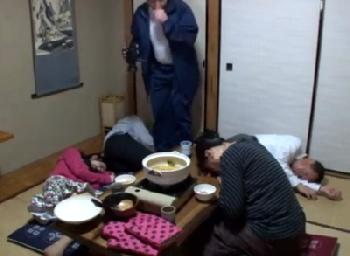 一家団欒の鍋にまさかの睡眠薬混入!!昏睡状態の娘を親の目の前で性的暴行膣内射精