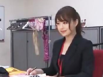 社内で浮気相手にご奉仕する好色オフィスレディ
