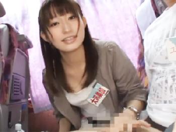 バコバスツアーでキュート人気女優たちが移動のバスの中から口内性交する!!