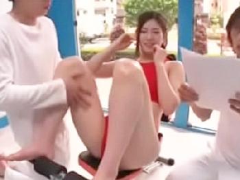 筋肉トレーニング中に男たちにイタズラされるアスリート