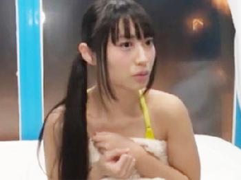 男性マッサージ師が現れ動揺する彼女に彼氏の傍で遠慮なく寝取られ膣射W