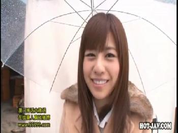 頼まれると他人棒のワレメ内部へ直接射精を受け入れてしまう押し弱人妻