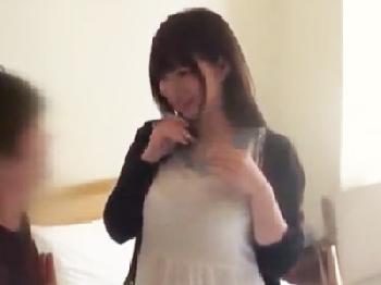 センズリ鑑賞をお願いされた巨乳の素人娘が謝礼に惑わされて避妊具なしで挿入する