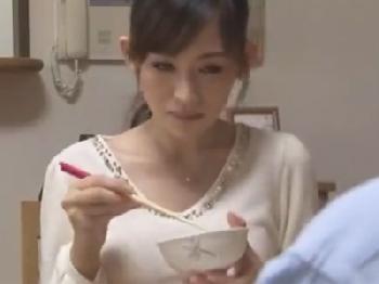 反抗期の息子に良い様に使われて強引に精液膣内でスペルマを発射される凄く綺麗な人妻