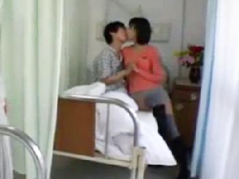 彼氏を看病してるのに巨根露出したら興味を持つ危険な彼女