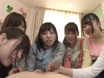 爆乳保母さんたちのパイズリ＆手コキでハーレム状態