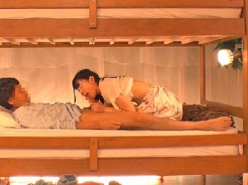 上に彼氏が寝ているのに金に惑わされて下段でカレ友とSEXする素人娘