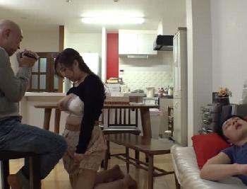 夫ペニスでは物足りない爆乳人妻が…夫の隣で寝取られてW