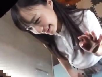 とてもキュートな女子校生が覗き穴から差し出されたペニスを手コキとフェラチオでご奉仕!!