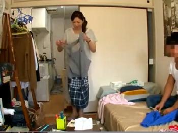 エプロンが似合う熟女の家事代行を口説いて官能交尾盗撮W