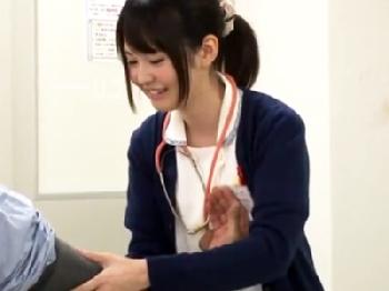 血圧検査で患者の手をおっぱいに押し当てる痴女ナース→欲情されコンドーム未装着で膣射性交