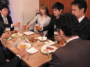 飲み会で酔いつぶれた僕を解放してくれた受付嬢に逆お持ち帰りされた!!
