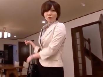 谷間チラ姉に遂に性的欲望が暴走した弟→その場で性行為近親交尾SEX