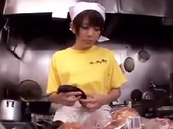 下町のラーメン屋で働く看板娘が客達のペニスへ猥褻なフェラチオ!!