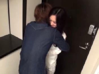 イケメンの家にくるなり即ズボ始める爆乳セックス友達に中出し