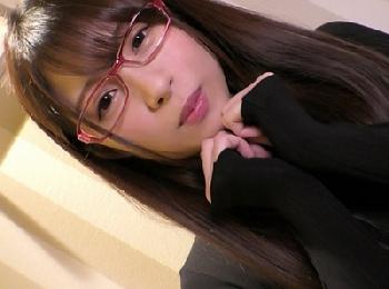 ハメ撮り中もメガネを外さない有能女子とパンスト破り性交