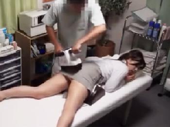 キュートなギャル女性会社員がいかつい電動マッサージ器で大洪水→逆らえずにゴム無し性交