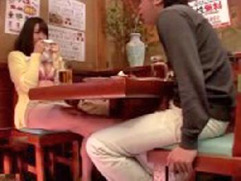 相席居酒屋でおっぱい見せて色仕掛けしてくる美女と便所即ズボ