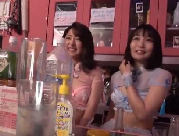 店にくるイケメン男たちを骨まで貪り尽くす思う存分美女たちW