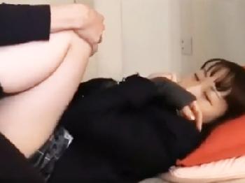 顔頑張って隠すけど膣内でスペルマを発射された女性器を大股広げて晒す援交女子校生