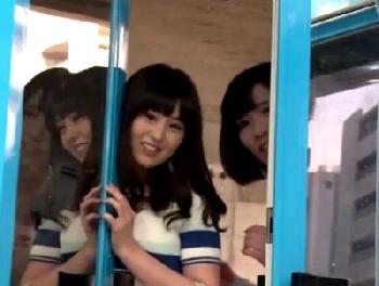 ほろ酔い素人2人が言いなりになりながら男優ペニスと3人性交