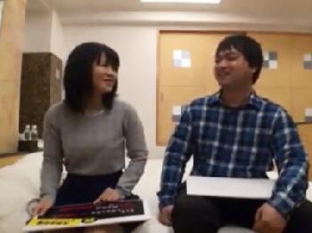 お金が貰えるエロ企画に負け男友達の中出し精液を受け入れる女子大生