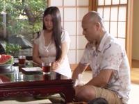 艶っぽい雰囲気の巨乳人妻が肉感たっぷりの近親セックス