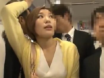 痴漢に非道輪姦されて潮吹きしたお姉さん