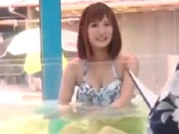 素人お姉さんの血行を良くしてリンパマッサージ→性的興奮してその場でコンドーム未装着の性行為