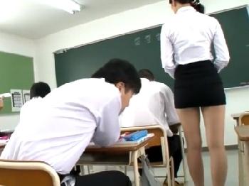寝取られた美女教師!!電車の中で痴漢から大衆の面前で公開強姦