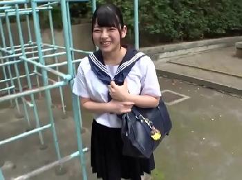 童顔女子が初体験の快感で汗だくになりながら全力のアヘ顔披露