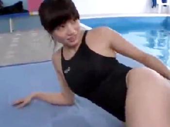 競泳水着を着た高橋しょう子がプールサイドで3人プレイ