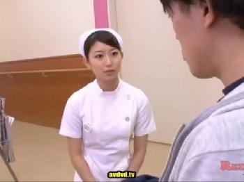 待ち時間が長くてイライラしている患者をSEXでなだめるナース