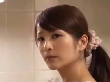 不貞人妻が夫の帰宅時間を確認してニヤリ