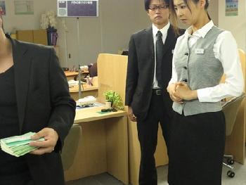 罠に挿入されたとても綺麗な女性銀行員が横領疑惑をかけられヤラれ放題…