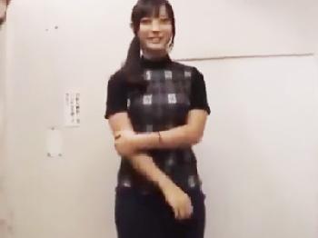 ナンパされてマンションの廊下で服を着たまま挿入する猥褻美女