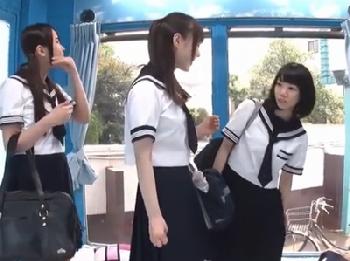 田舎の高校に通う無垢な女子校生たちと初体験の絶頂乱交!!