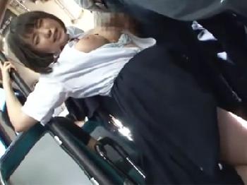 童顔巨乳の制服女子校生が痴漢男に目を付けられてしまい→車内性暴行で痙攣オーガズム