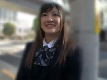 制服姿の美少女女子校生が男にご奉仕→綺麗なお顔を精液コーティング