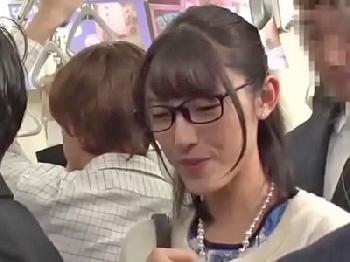 痴漢を悟られたくなくて耐えてたら膣内で子種を爆射されるメガネ妻