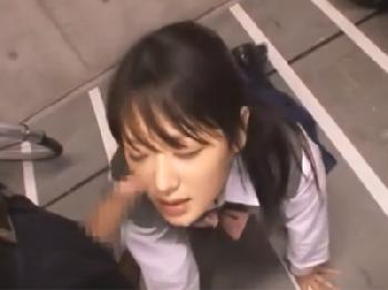 ペニスの匂いを嗅ぐだけでムラっとくるように調教された女子校生娘の奉仕