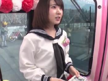 童顔美少女がエロ企画でいきり勃ったペニスを手コキ抜き